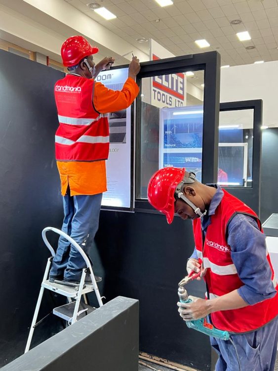 brandmania workers doing job